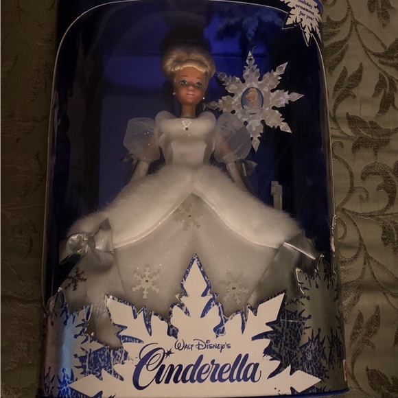 Barbie Holiday Vintage Cinderella Doll - Picture 4 of 8